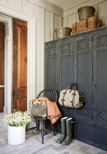 Inspiration de décoration intérieure de style farmhouse avec du noir et du bois naturel