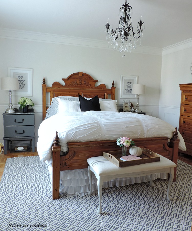 Décoration de style farmhouse dans la chambre à coucher, chambre des maîtres en gris et blanc.