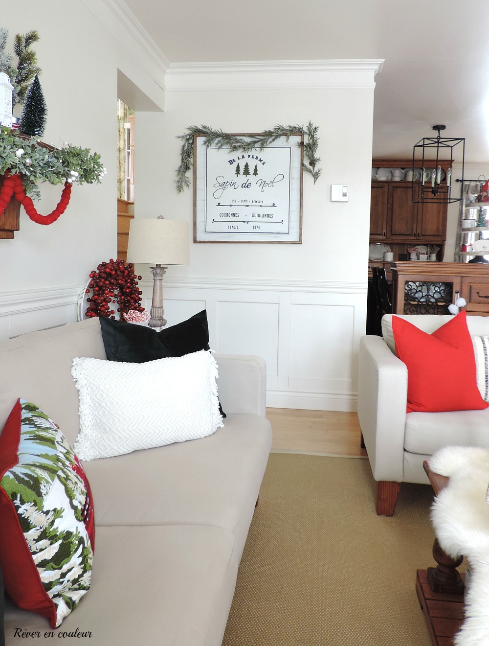 Christmas living room in red and white. Salon décoré pour Noel en rouge et blanc.