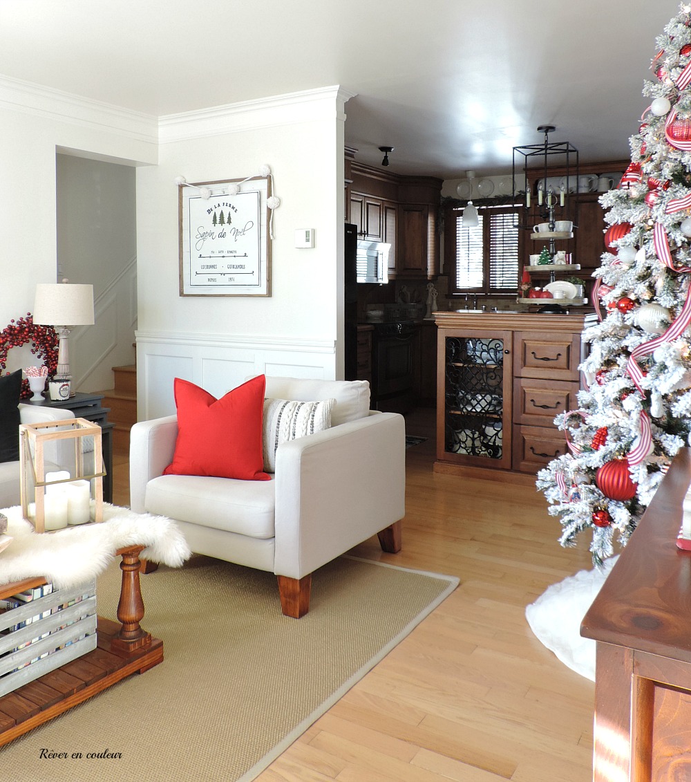 Christmas living room in red and white. Salon décoré pour Noel en rouge et blanc.