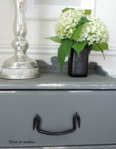 Décoration de style farmhouse dans la chambre à coucher, chambre des maîtres en gris et blanc