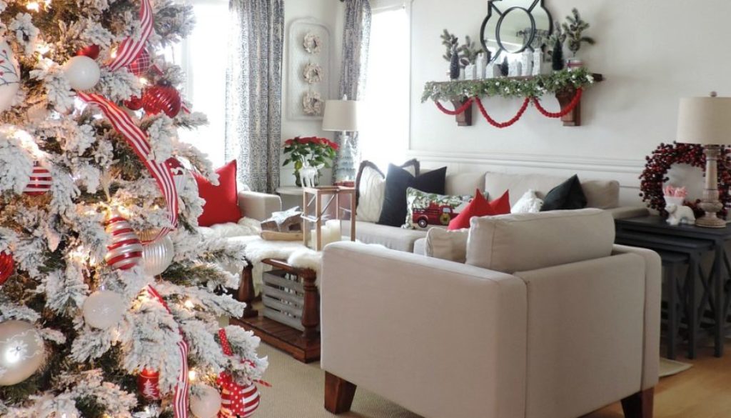 Christmas living room in red and white. Salon décoré pour Noel en rouge et blanc.